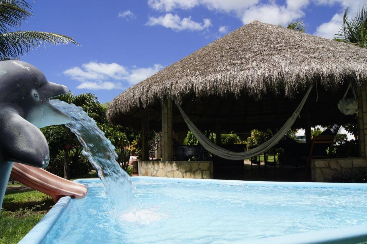 Piscina ao ar livre com uma cascata
