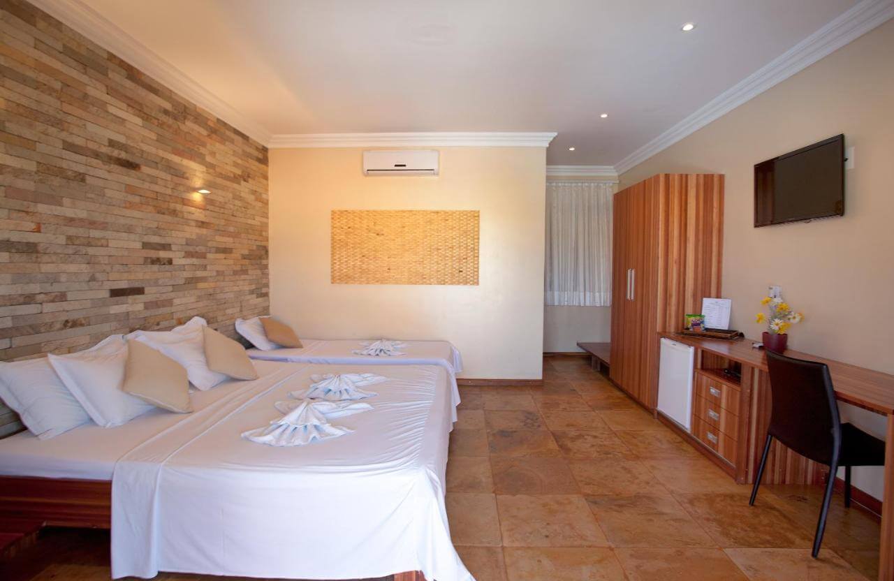 Quarto de casal grande com TV e escrivaninha 