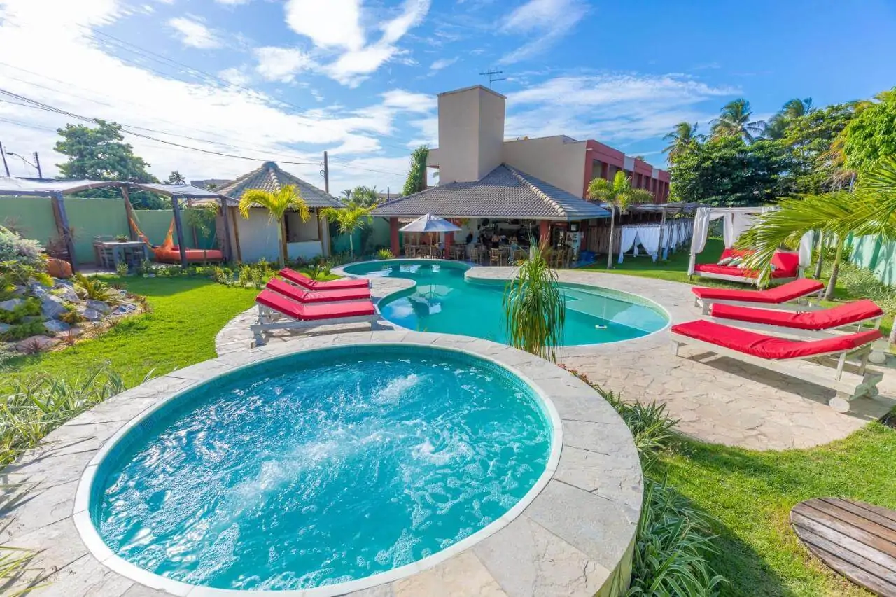 Piscina e banheira de hidromassagem ao ar livre em pousada em Cumbuco