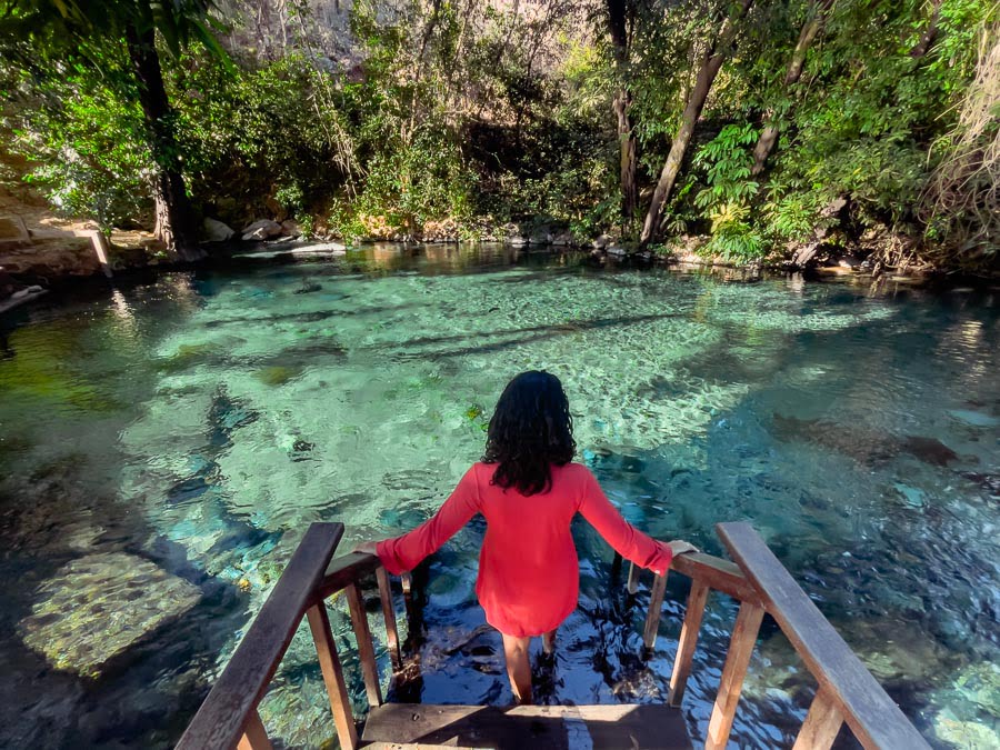 Mulher descendo as escadas do Rio Azuis em Aurora