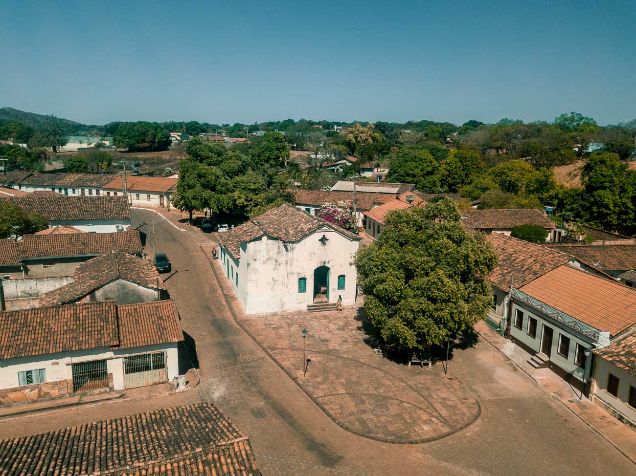 Vista aérea da Igreja São Benedito em Natividade com construção colonial.