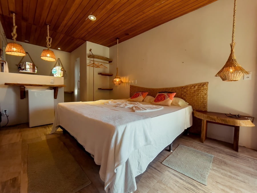 Quarto de casal com decoração rústica em pousada em Atins