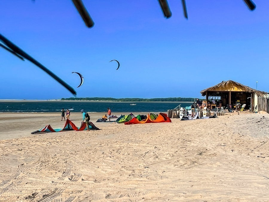 Faixa de areia da Praia de Atins com equipamentos de kitesurfe n areia e alguns no mar