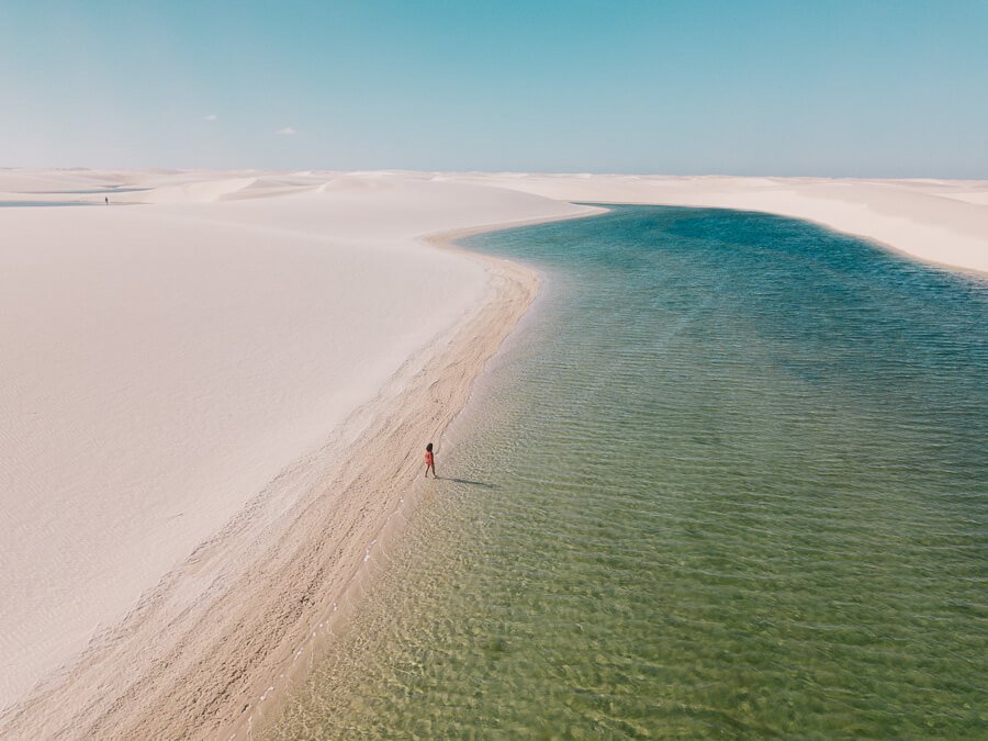 Mulher nas margens da Lagoa Ecotrilha nos Lençóis Maranhenses