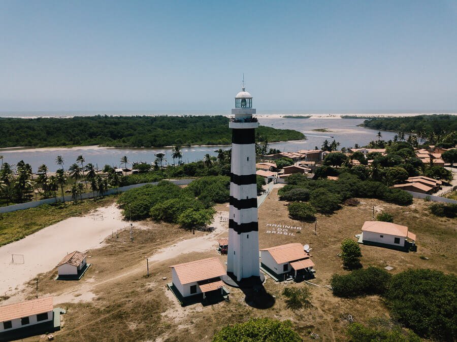 Vista panorâmica do Farol de Mandacaru e ao fundo o rio em meio a vegetação.