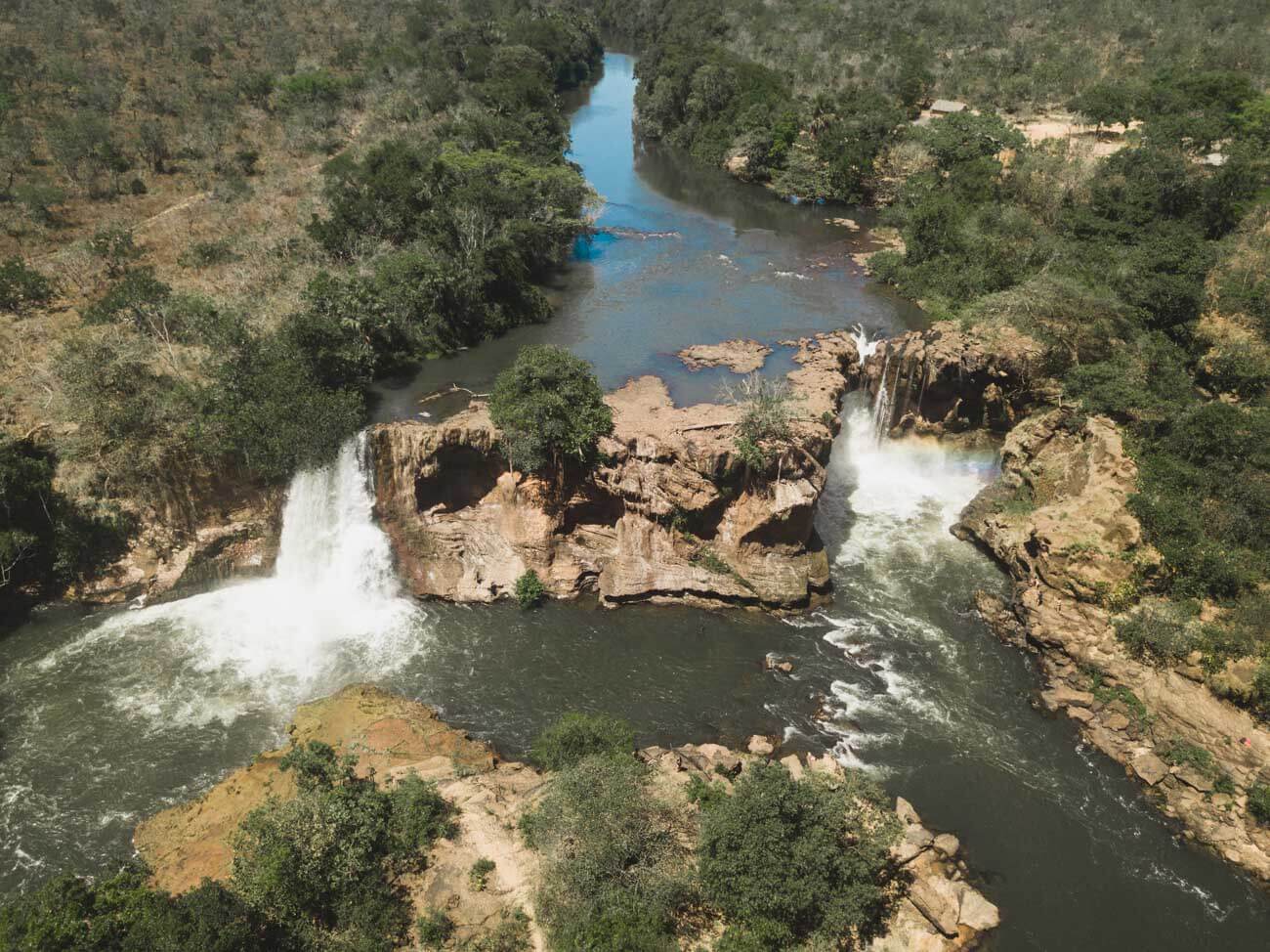 Vista aérea de duas quedas d'água da Cachoeira do Prata na Chapada das Mesas