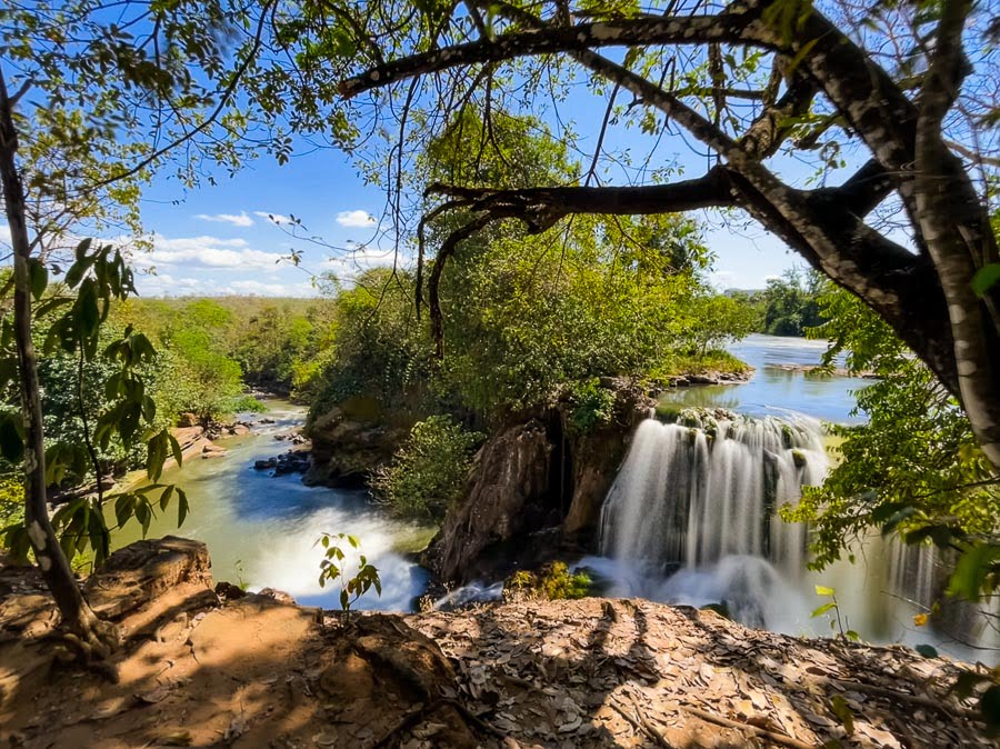 Queda d'água formando polo fundo entre a natureza na Cachoeiras do Prata na Chapada das Mesas