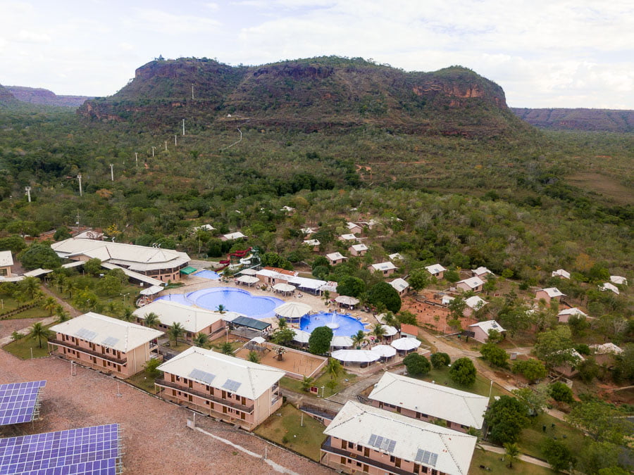 Vista de cima do Complexo Pedra Caída na Chapada das Mesas, em meio à vegetação e chapadas.