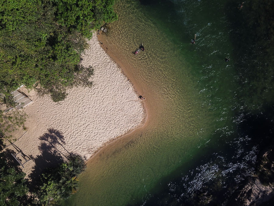 Vista de cima da prainha do Balneário Douradas 