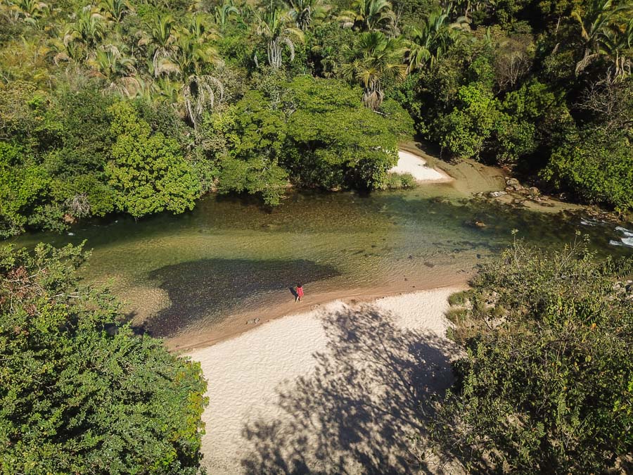 Prainha do Balneário Douradas em Aurora cercado pela natureza, visto de cima.