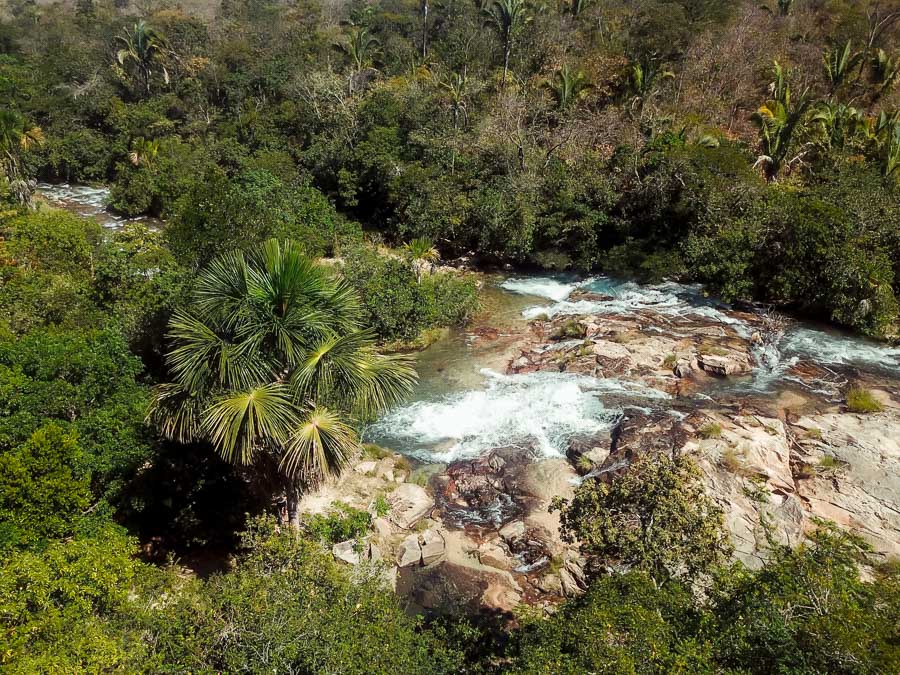 Vista de cima da Cachoeira da Hidromassagem cercada por vegetação em Aurora