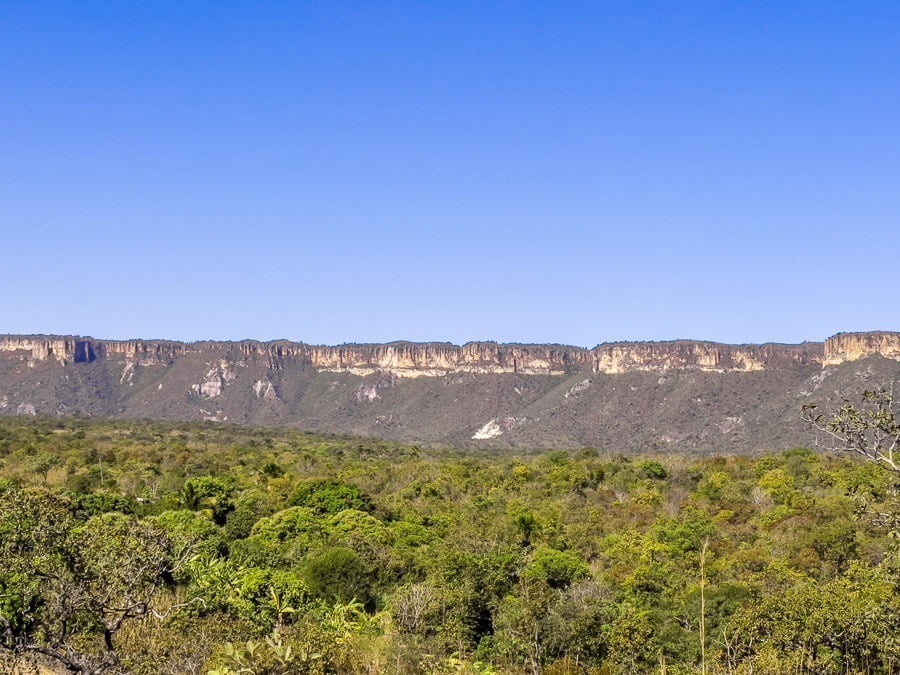 Natureza e ao fundo chapadas das Serras Gerais