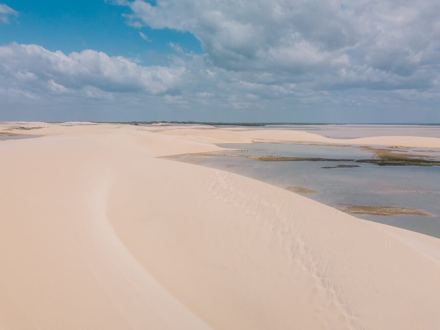 Dunas de areais claras e lagoa em Camocim