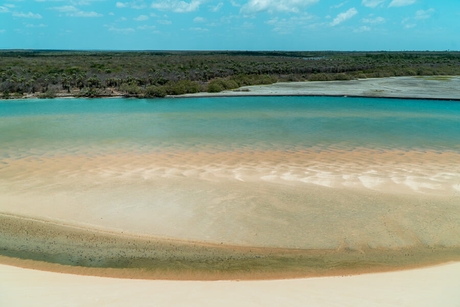 Lago de águas azuis cristalinas em Barra dos Remédios e ao fundo vegetação