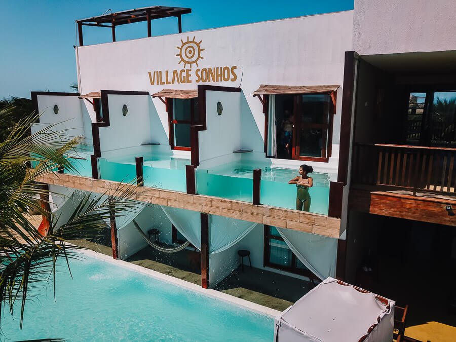 Mulher em varanda com piscina privativa na pousada Village Sonhos
