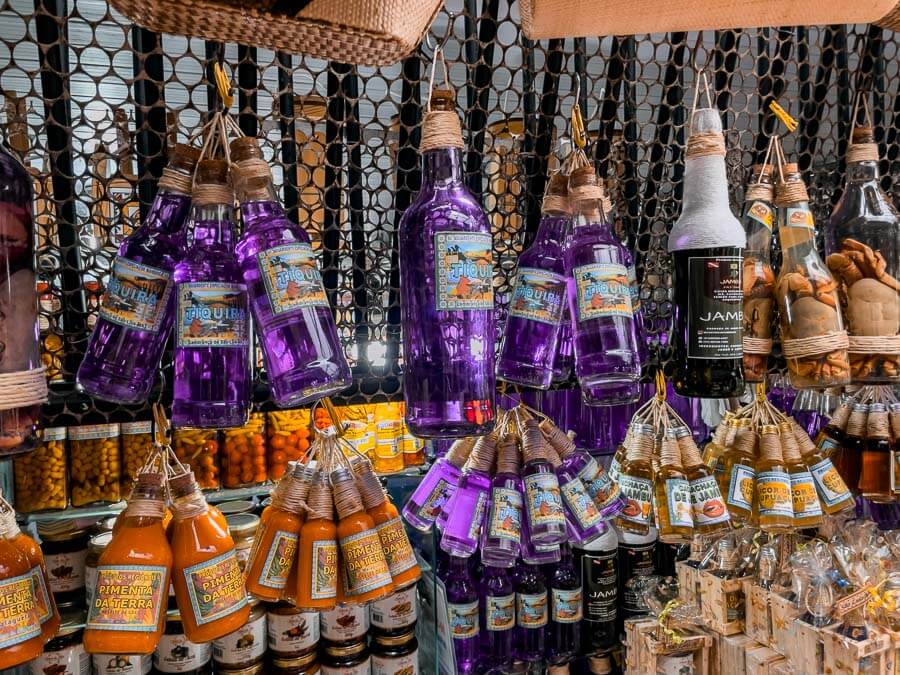 Garrafas coloridas penduradas na Casa das Tulhas em São Luís