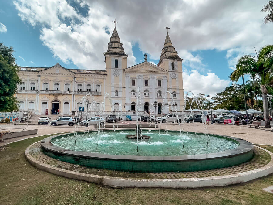 Chafariz e ao fundo a fachada da Catedral de São Luís