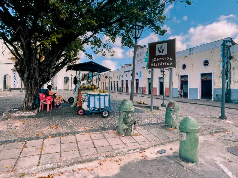 Placa sinalizando o Centro Histórico de São Luís e ao fundo construções coloniais