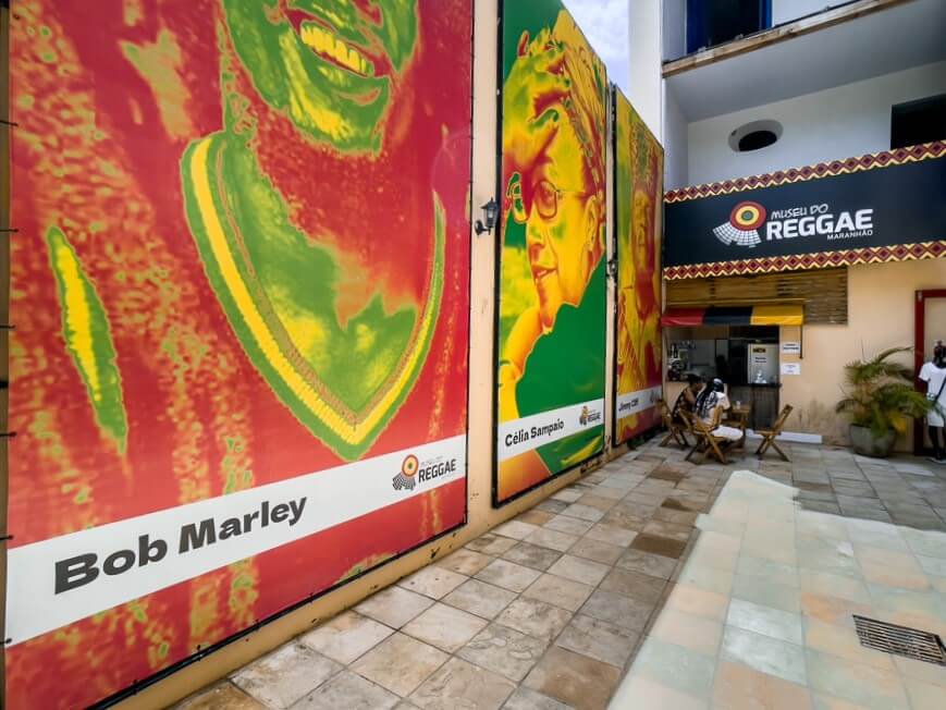 Painel colorido do Bob Marley desenhado em parede no Museu do Reggae