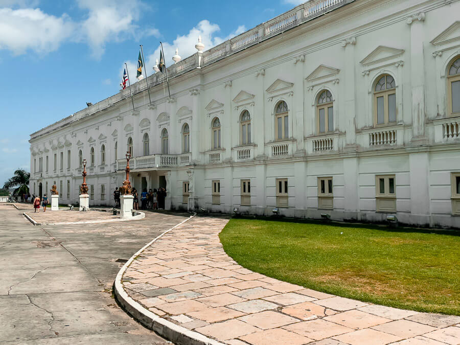 Fachada de construção colonial de dois andares do Palácio dos Leões em São Luís