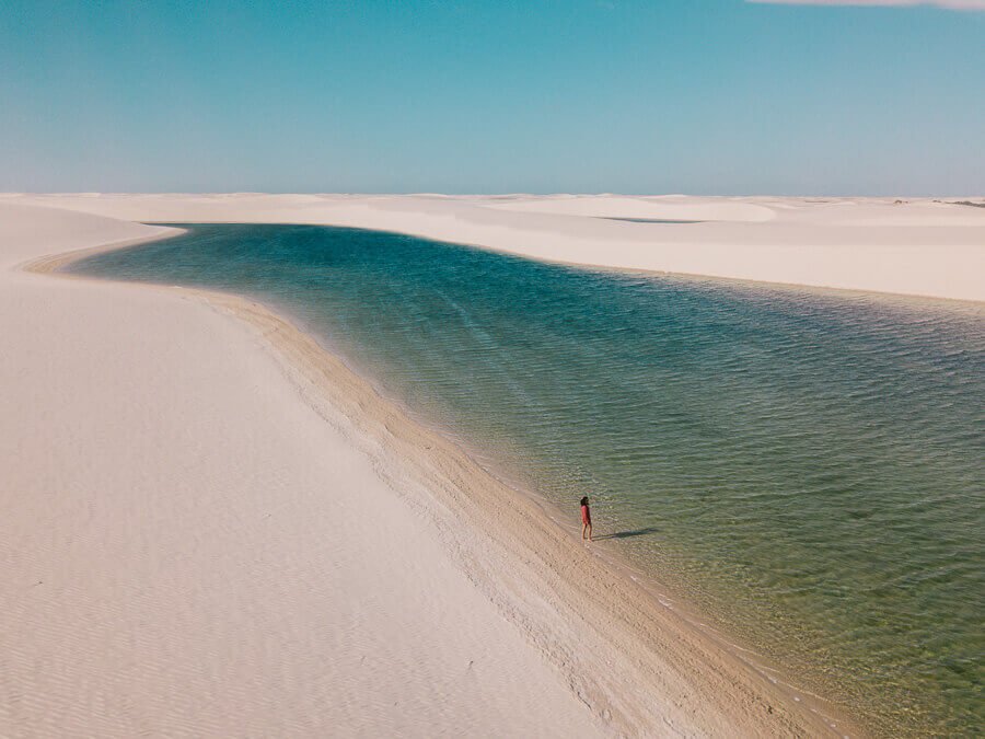 Mulher nas margens da Lagoa Ecotrilha nos Lençóis Maranhenses