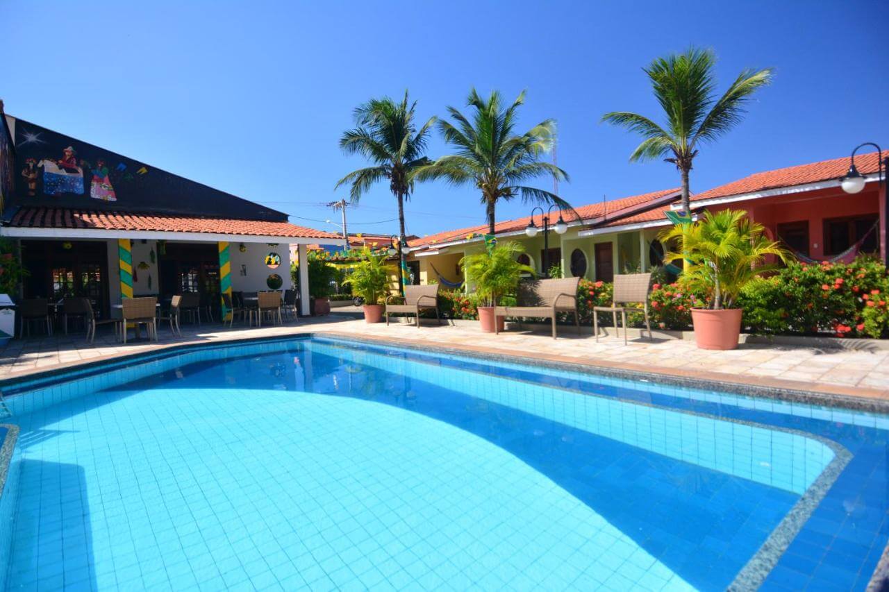 Piscina grande ao ar livre em hotel pousada em Barreirinhas