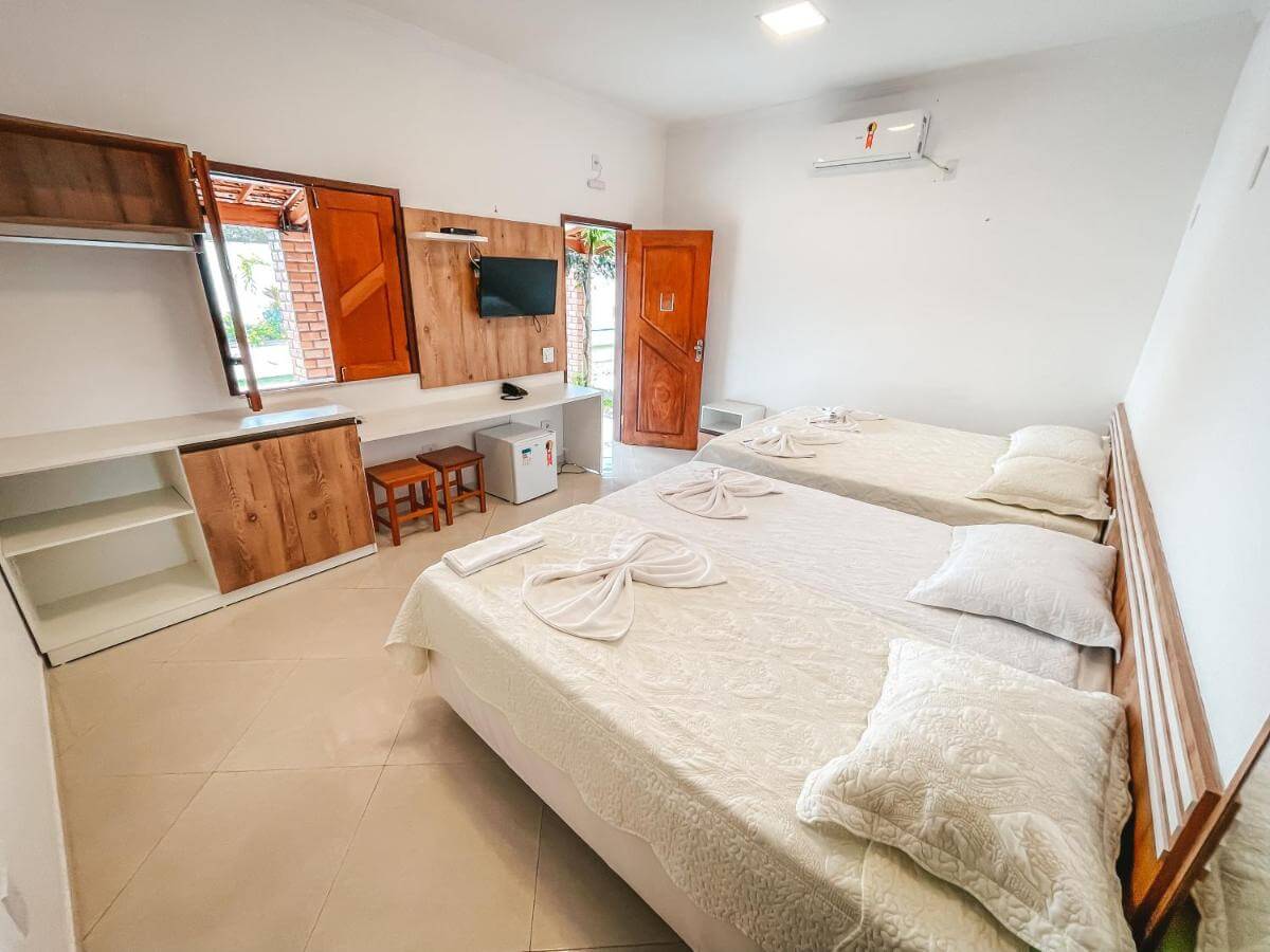 Quarto com cama de casal e uma de solteiro espaçoso em pousada em Barreirinhas