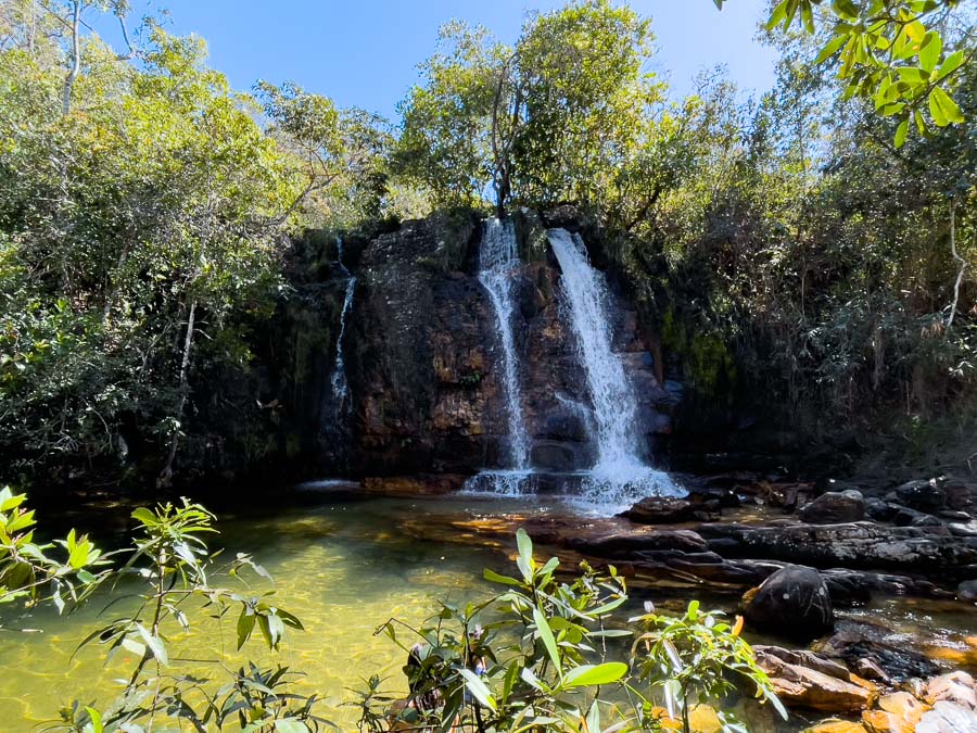  Queda d'agua ao fundo e poço de águas claras na Cachoeira Véu de Noiva