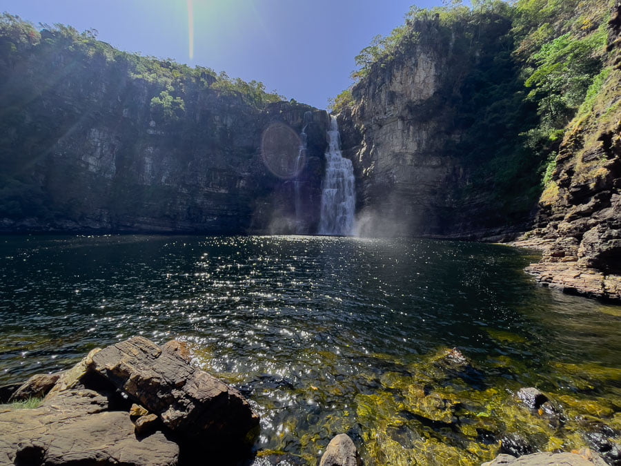 Poço amplo e ao fundo a queda do Salto 80 metros na Chapada dos Veadeiros
