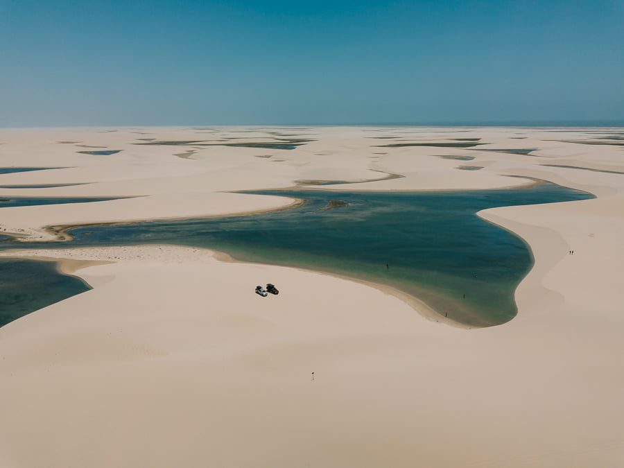 Vista aérea das dunas e lagoas dos Lençóis Maranhenses no Canto de Atins