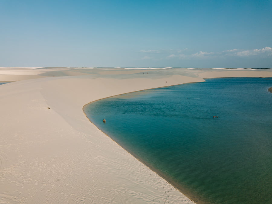 Vista de cima de uma parte da Lagoa da Esmeralda em Atins entre as dunas brancas dos Lençóis Maranhenses