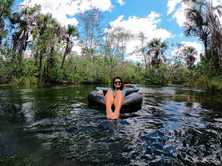 Mulher no Rio Formiga flutuando em cima de uma boia