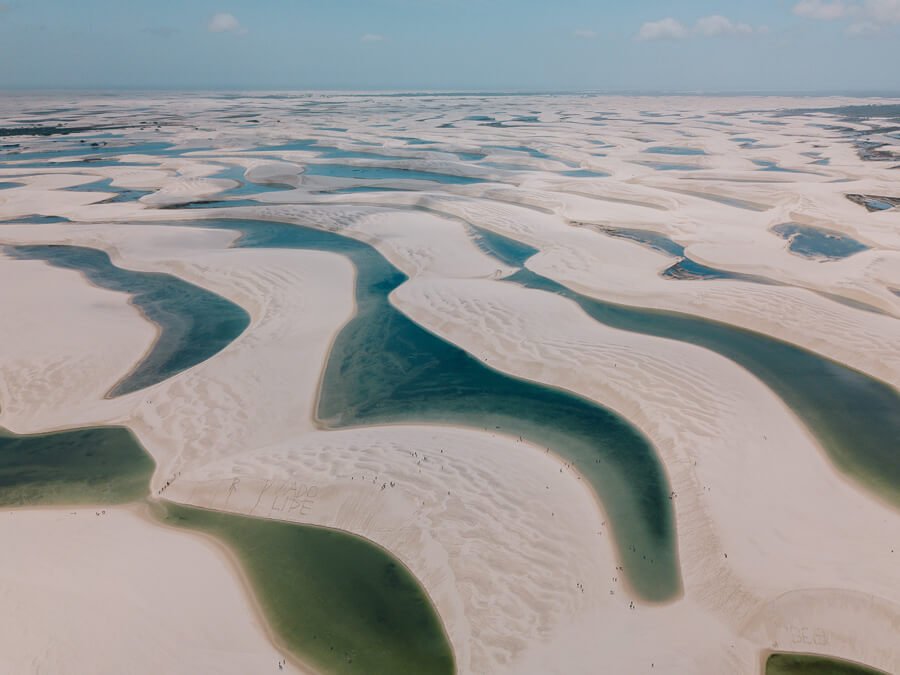 Vista de cima de lagoas entre as dunas dos Lençóis Maranhenses, no circuito Lagoa Azul