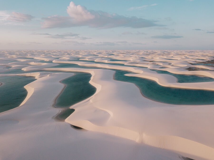 Vista panorâmica com dunas e lagos dos Lençóis Maranhenses