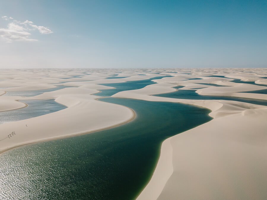 Vista panorâmica do circuito Lagoa Bonita em Barreirinhas, nos Lençóis Maranhenses com águas azuis escuras e lagoas ao horizonte