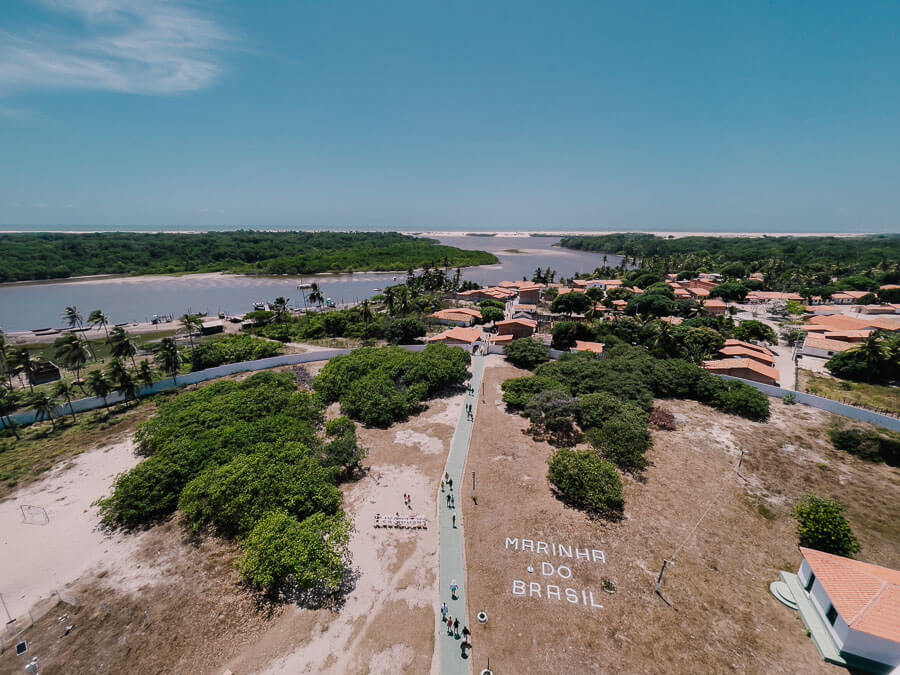 Vista panorâmica de Mandacaru e ao fundo o rio em meio a vegetação.
