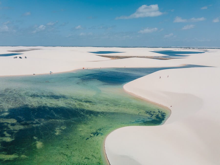 Vista de cima de lagoa de águas verdes cristalinas no Circuito Betânia