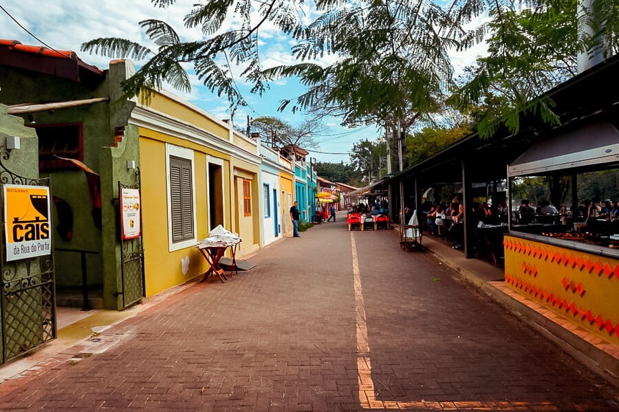 Rua de pedra e casinhas coloridas na Rua do Porto em Piracicaba