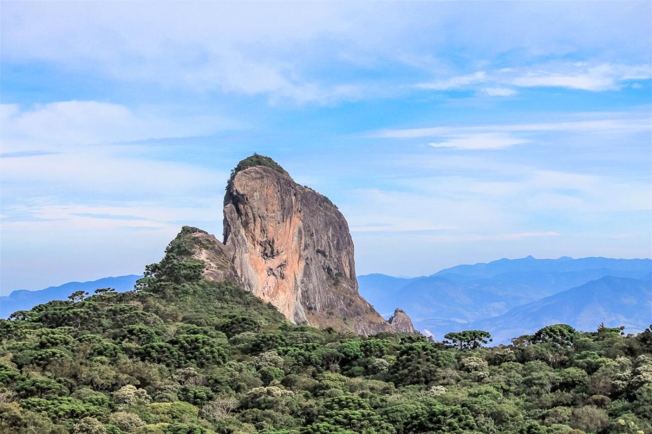 Vista panorâmica da Pedra do Baú e Bauzinho em São Bento do Sapucaí durante o dia