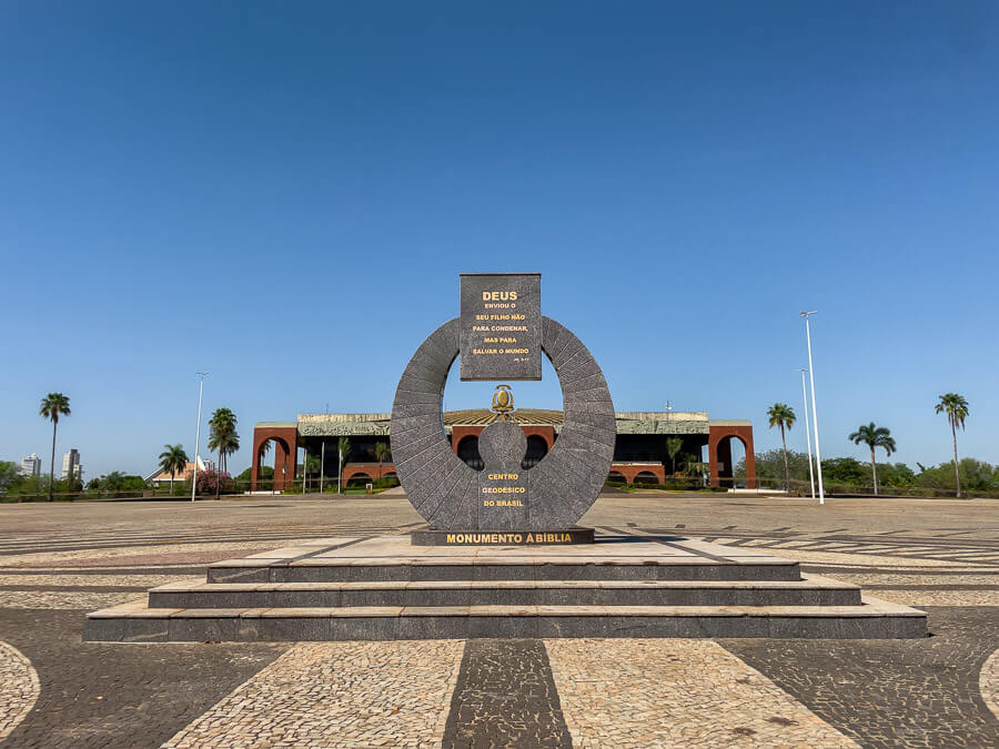 Escultura simbolizando o Monumento à Bíblia na Praça dos Girassóis, ao fundo o Palácio Araguaia