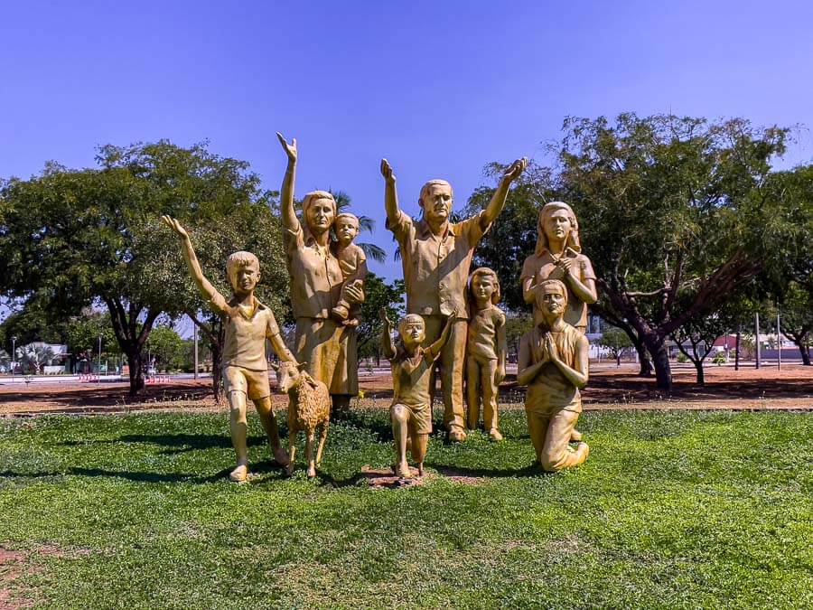 Esculturas em bronze de família representada pelo Monumento Súplica aos Pioneiros