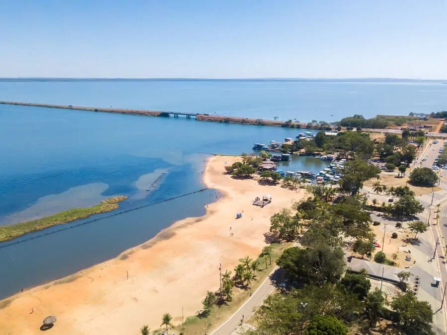 Vista panorâmica da Praia da Graciosa em Palmas com areia amarelada e orla com vegetação