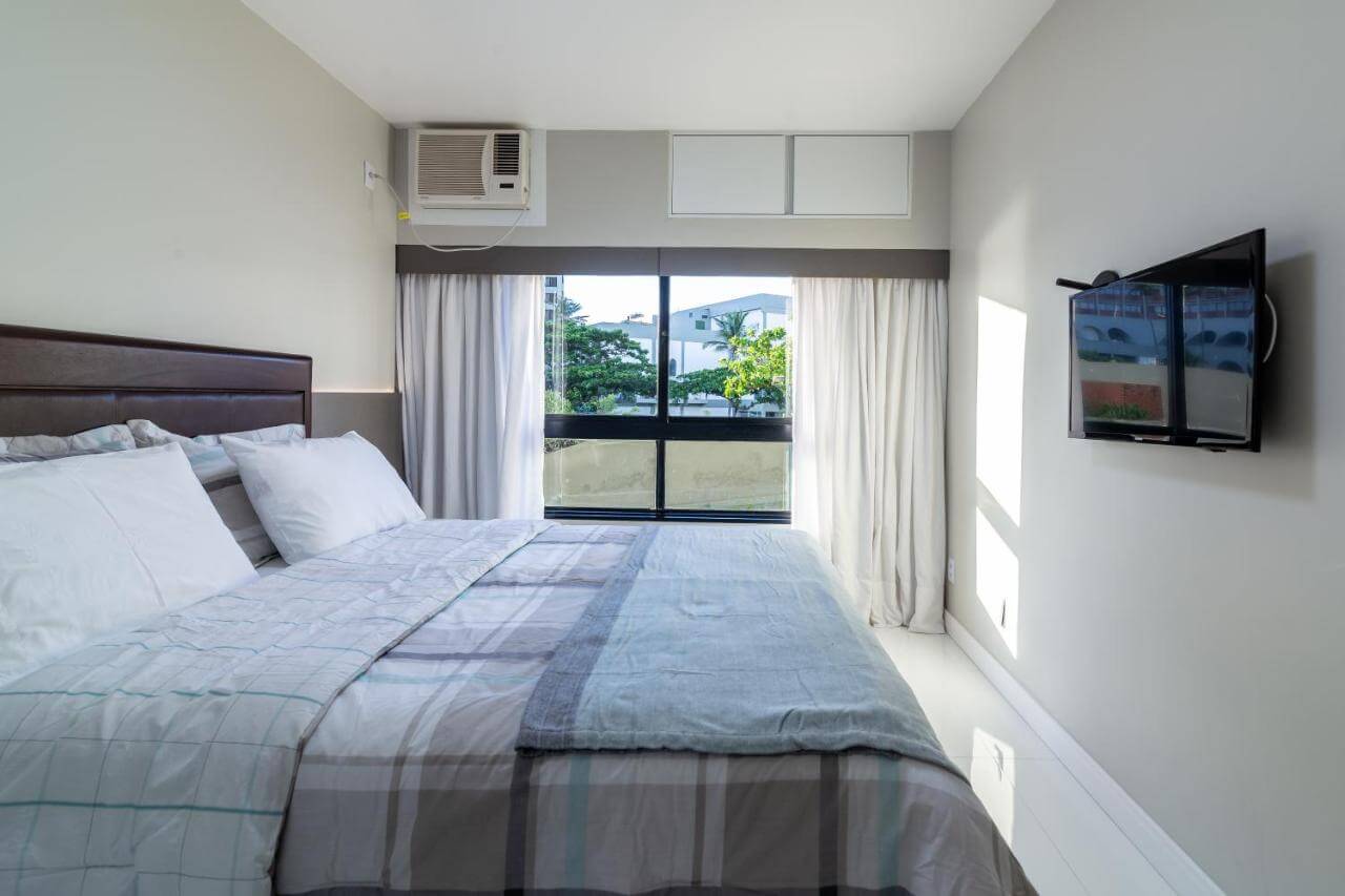 Quarto de casal em apartamento em Salvador com decoração moderna