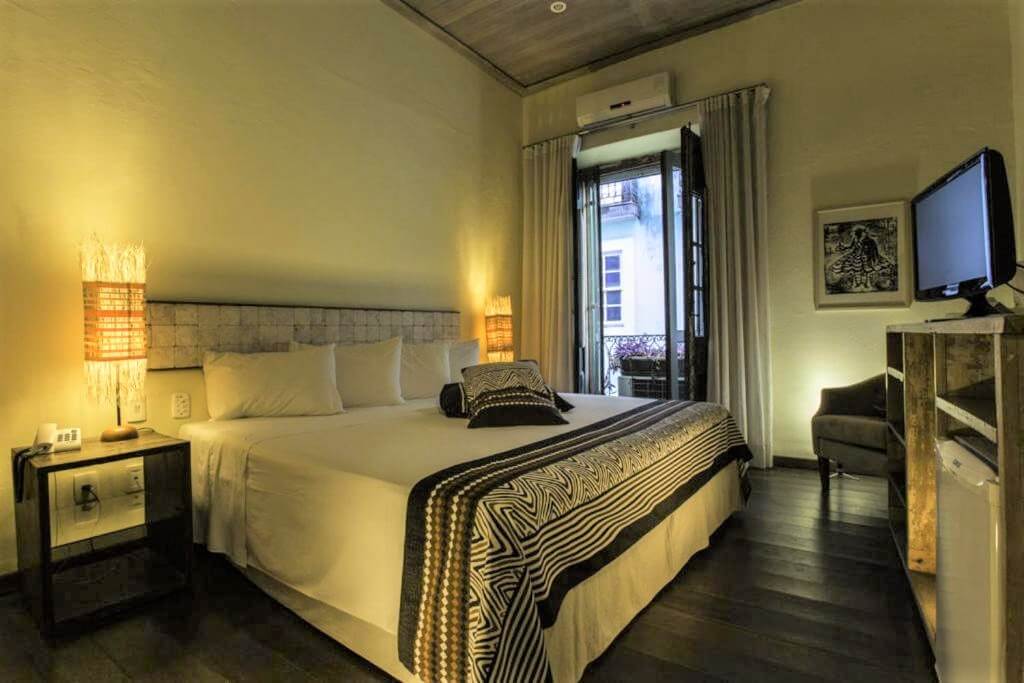 Quarto de casal com decoração rústica em hotel em Salvador