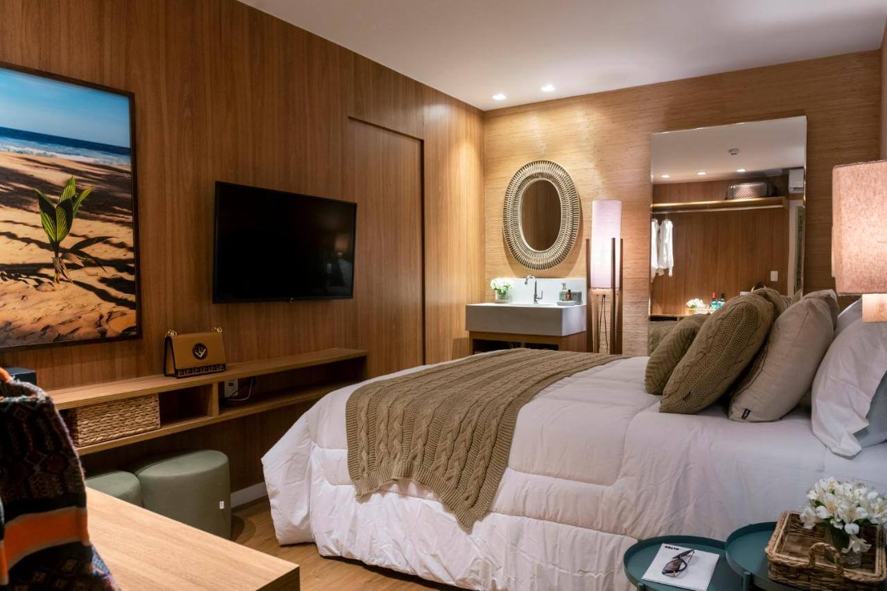 Quarto de casal com decoração modera e elegante com paredes de madeira em hotel em Salvador
