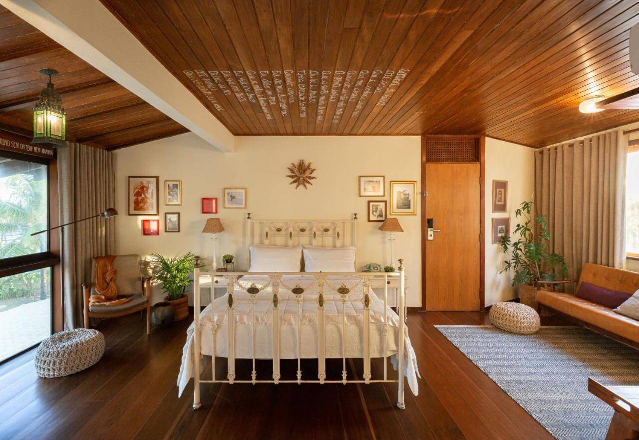 Quarto de casal em hotel boutique em Salvador, com decoração rústica.