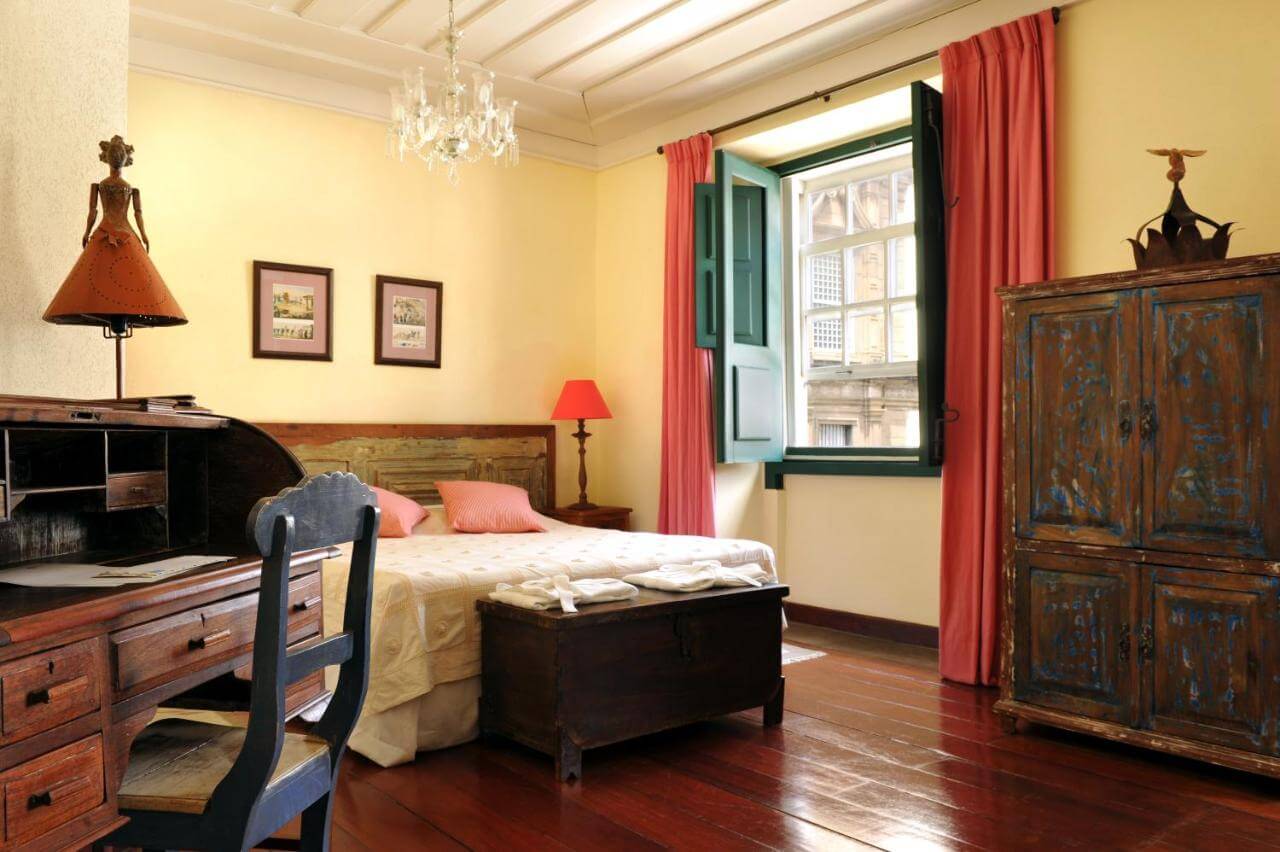Quarto de casal com decoração rústica  em hotel em Salvador