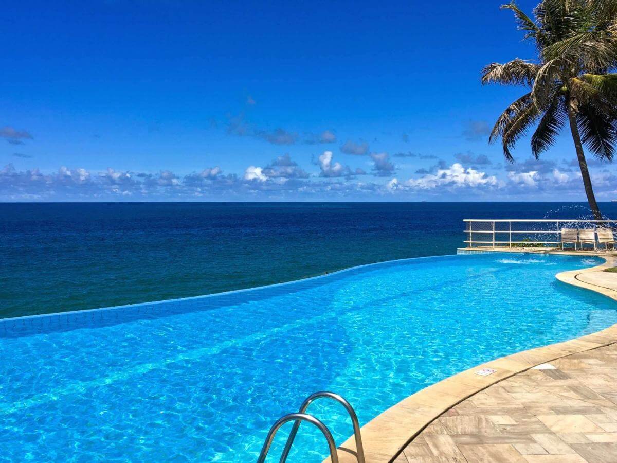 Piscina ao ar livre de borda infinita e vista para o mar em hotel em Salvador