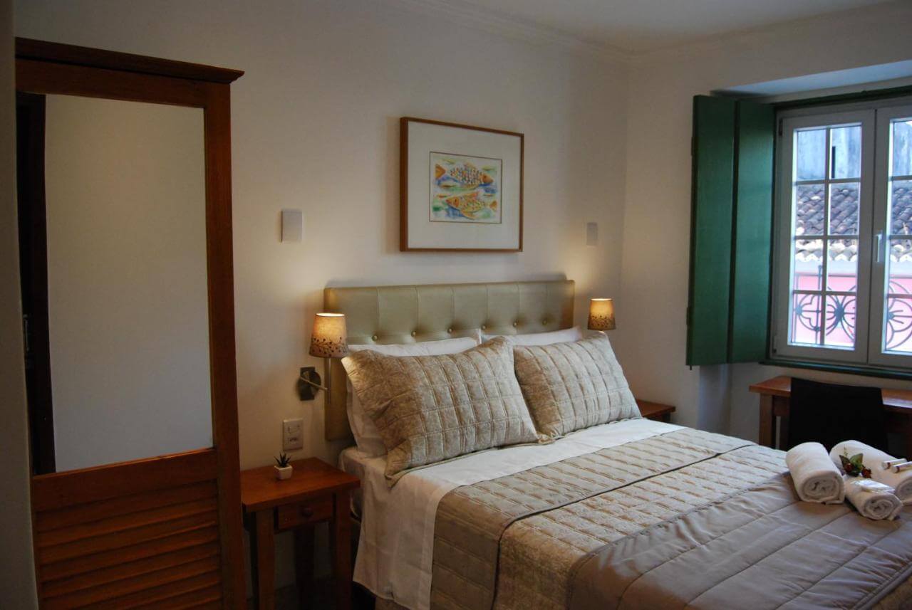 Quarto de casal com decoração rústica em pousada em Salvador