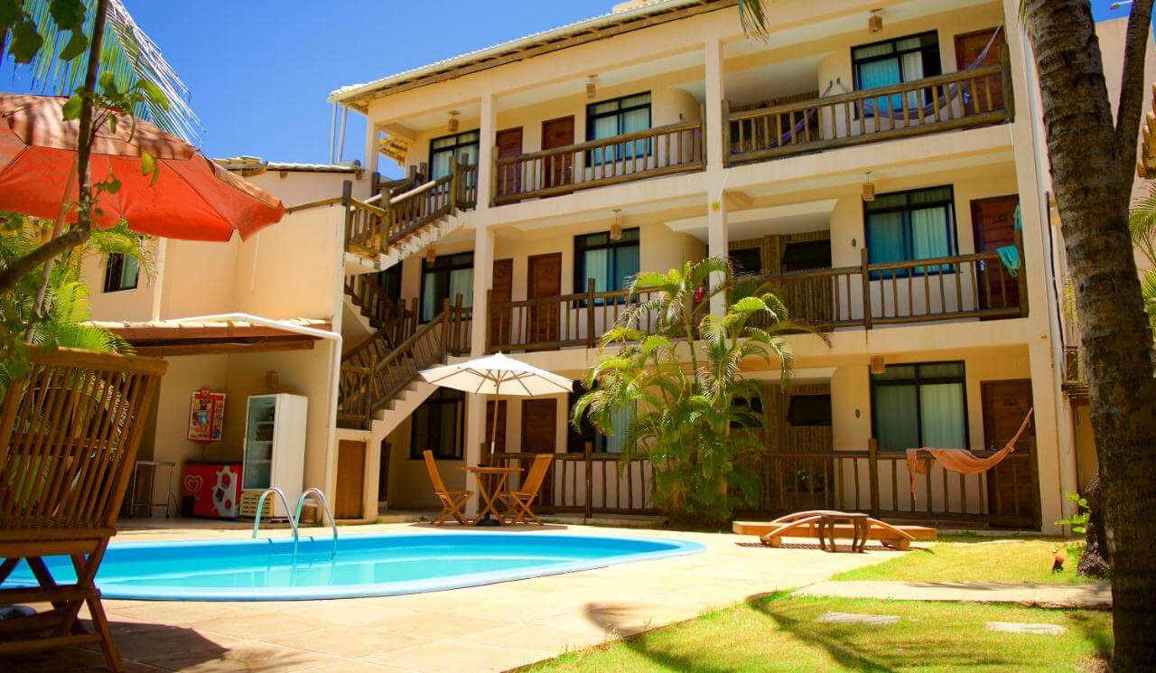 Pousada em Salvador de três andares e piscina no térreo ao ar livre.